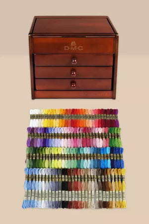 Hölzerne Sammlerbox mit 120 Farben Mouline-Stickgarn