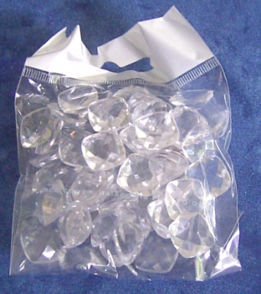 Transparente Steinchen quadratisch mit Facetten