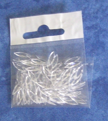 Transparente Steinchen mit Facetten