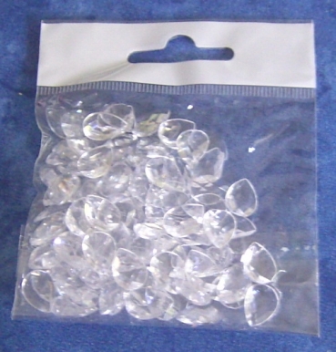 Transparente Steinchen mit Facetten