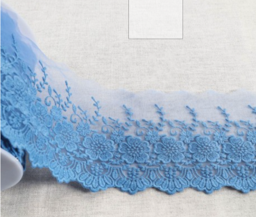 Bestickter matter Tüll mit Blumen pro Meter lavendelblau