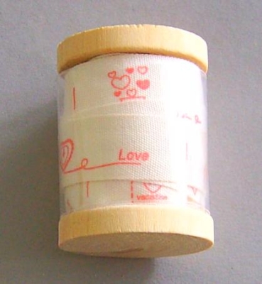 Hobbyfun Holz-Spule ca. 3,5 Meter Band mit Herzmotiven