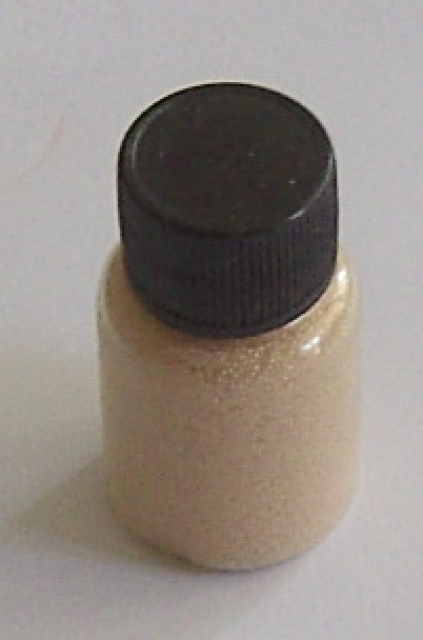 Kleine Kügelchen in einer kleinen Flasche