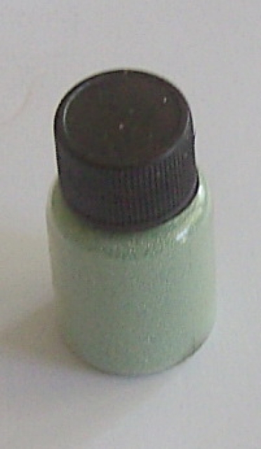 Kleine Kügelchen in einer kleinen Flasche