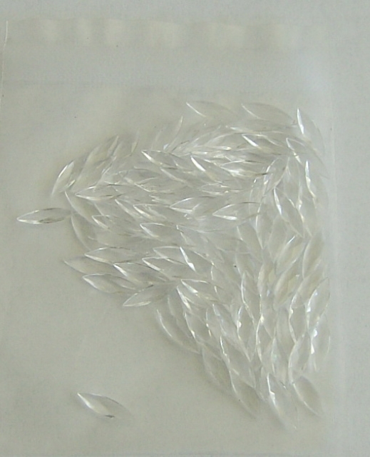 Transparente Steinchen weiß