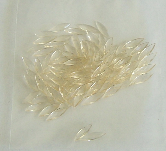 Transparente Steinchen ecru