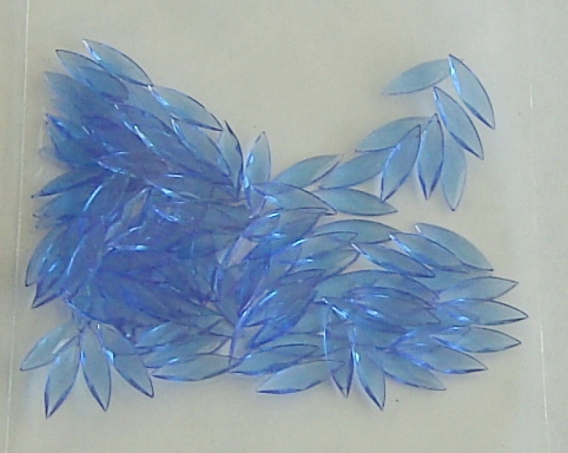 Transparente Steinchen blau