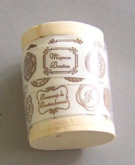 Hobbyfun Holz-Spule ca. 3,5 Meter Band mit Knopfmotiven