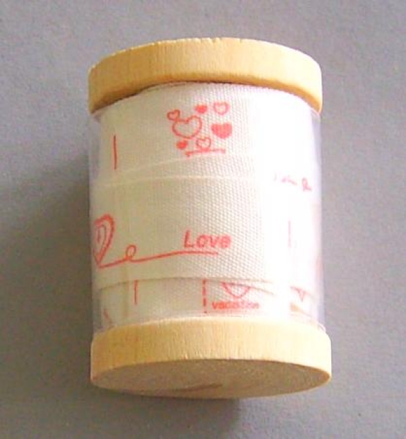 Hobbyfun Holz-Spule ca. 3,5 Meter Band mit Herzmotiven