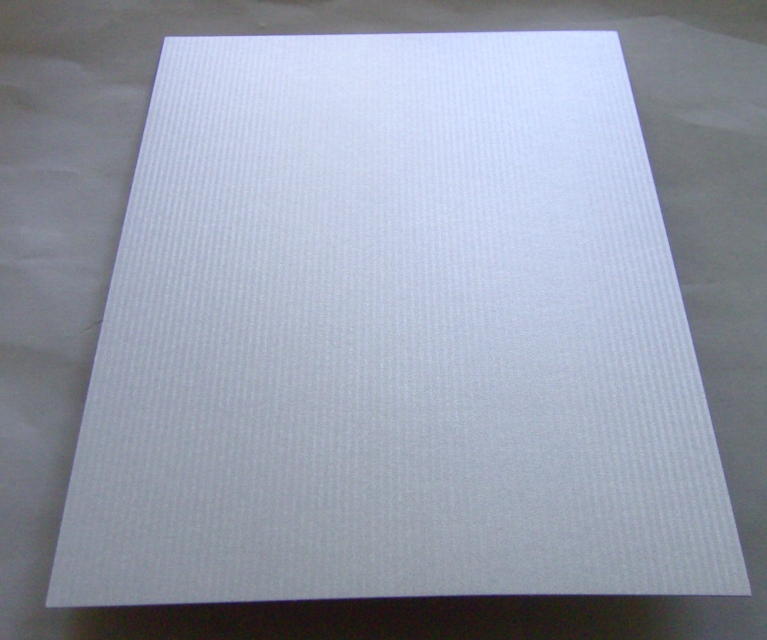 Satinkarton A4  310 Gramm silber-matt mit zarten Streifen